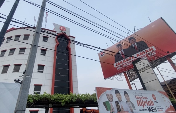 Baliho Anies Baswedan-Sohibul Iman Masih Mejeng di Markas PKS