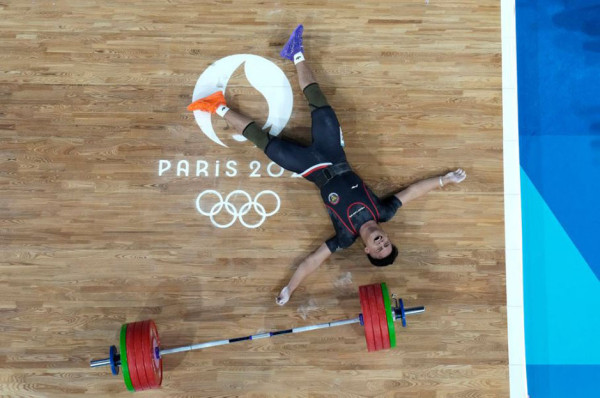 Angkat Besi Sukses Perbaiki Perak Jadi Emas di Olimpiade Paris