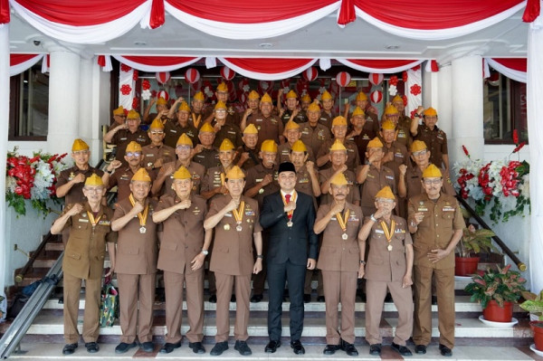 Wali Kota Eri Cahyadi Terima Penghargaan Tertinggi Bintang LVRI dari Legiun Veteran RI