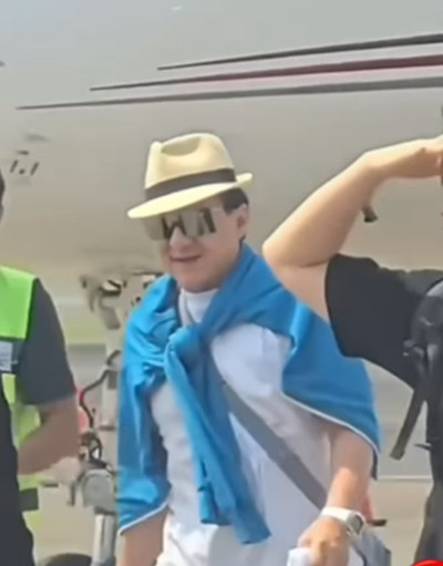 Jackie Chan Diduga Tiba di Bandara Halim Perdana Kusuma, Sikapnya saat Baru Turun Pesawat Viral
