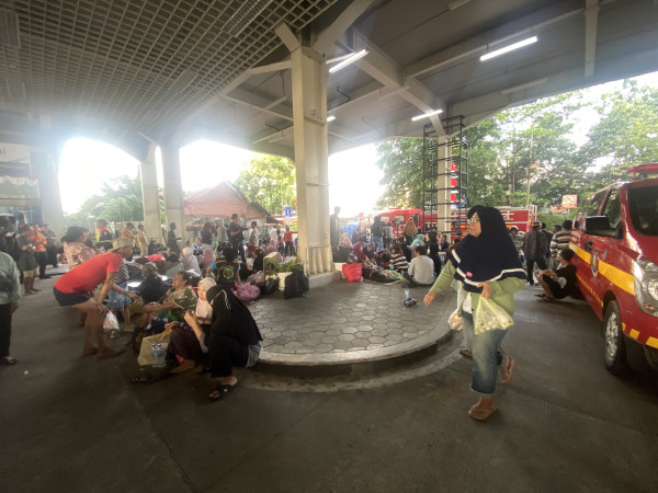 Penampakan Warga Korban Kebakaran Mengungsi ke Pelataran Stasiun Manggarai