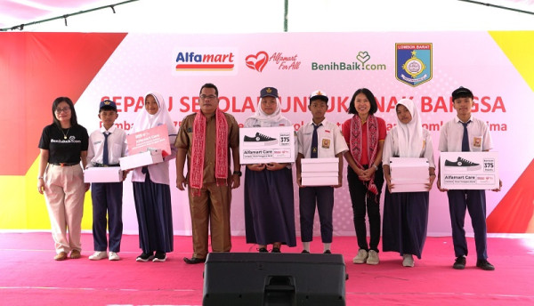 Sepatu untuk Anak Bangsa, Alfamart Berbagi Sepatu Sekolah untuk Ratusan Anak di Lombok dan Bima