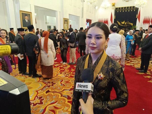 Angela Tanoesoedibjo Terima Tanda Kehormatan Bintang Jasa Utama dari Jokowi
