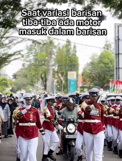 Viral! Momen Kocak Seorang Pemotor Terjebak di Tengah Barisan Gerak Jalan