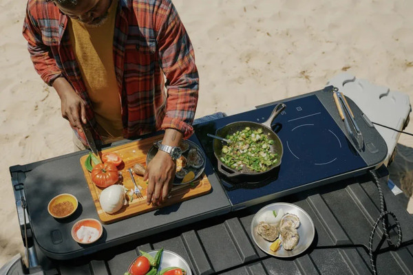 Dapur Listrik Portable Rivian: Masak Mewah di Tengah Alam Liar!