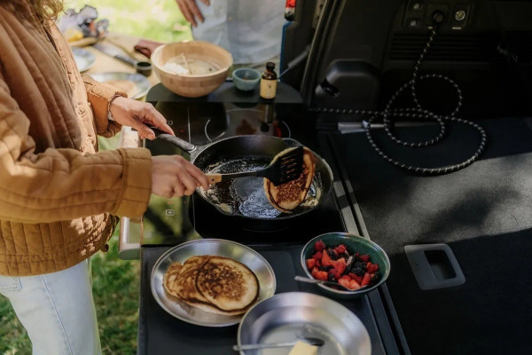 Dapur Listrik Portable Rivian: Masak Mewah di Tengah Alam Liar!
