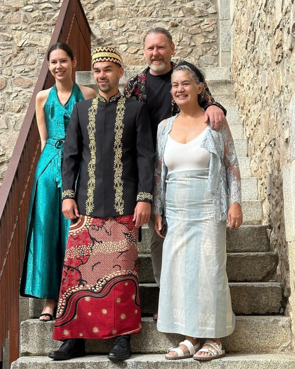 3 Potret Pernikahan Sandy Walsh dan Aislinn Konig, Tampan dengan Peci Tapis Lampung