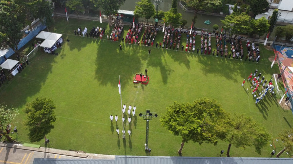 900 WNI Rayakan HUT Ke-79 RI dengan Upacara dan Penayangan Teks Berjalan di Menara Baiyoke Sky Hotel Bangkok