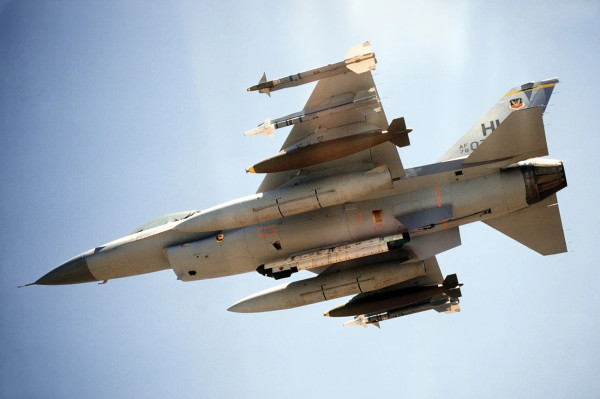 5 Perbandingan Jet Tempur F-15 dan F-16, Mana Lebih Unggul?