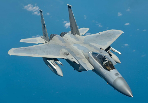 5 Perbandingan Jet Tempur F-15 dan F-16, Mana Lebih Unggul?