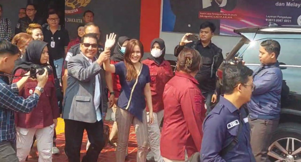 Senyum dan Lambaian Tangan Jessica Wongso saat Keluar Lapas