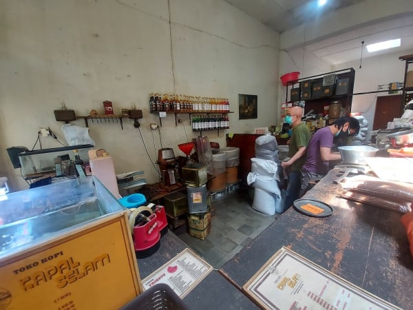 5 Kedai Kopi Legendaris di Bandung yang Penuh Sejarah, Nomor 3 Nyaris 100 Tahun