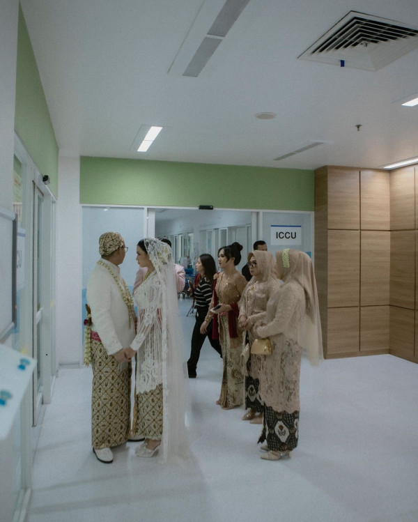 Haru! Pengantin Ini Gelar Akad Nikah di Depan Ayah yang Sedang Koma