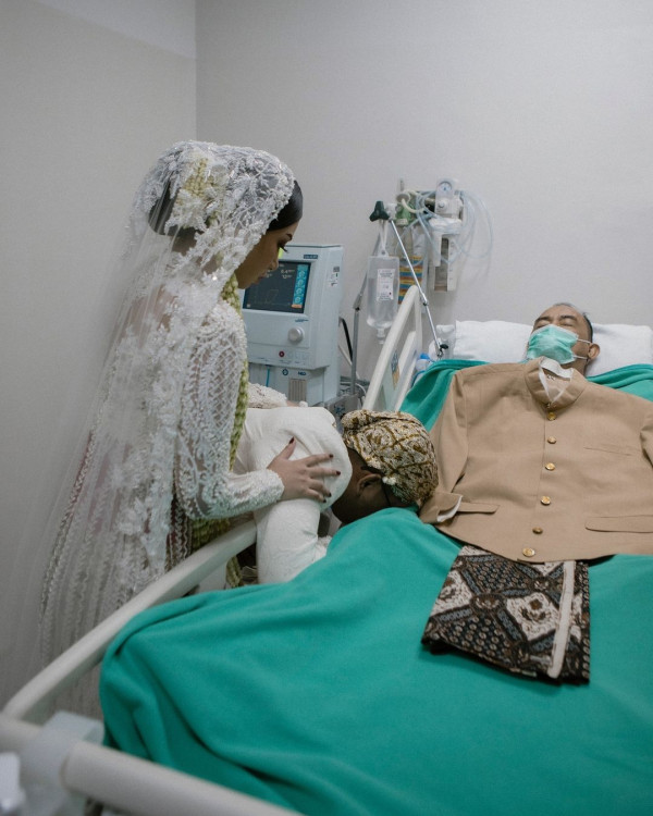 Haru! Pengantin Ini Gelar Akad Nikah di Depan Ayah yang Sedang Koma