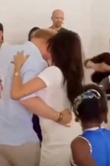 Pangeran Harry dan Meghan Markle Ciuman Depan Umum, Terbawa Suasana saat Kunjungi Kolombia