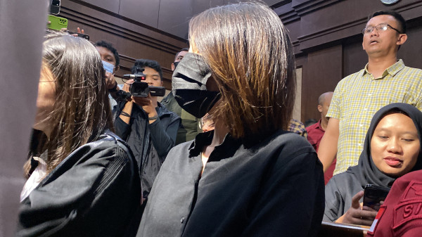 Pakaian Serba Hitam Helena Lim di Sidang Perdana Korupsi Timah