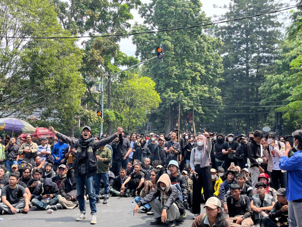 Penampakan Demo Mahasiswa Bandung Tolak RUU Pilkada di DPRD Jabar