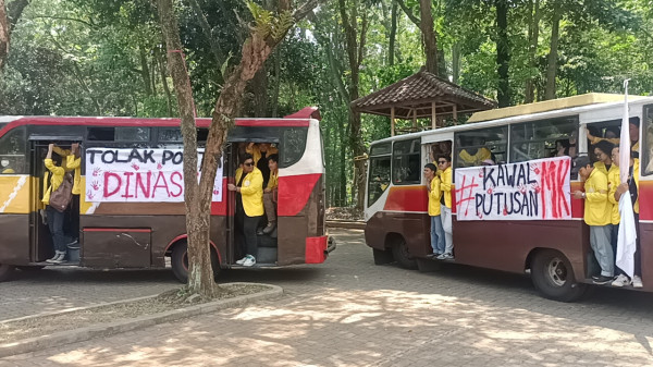 Demo Kawal Putusan MK, Seribuan Mahasiswa UI Naik Bus dan Angkot ke Gedung DPR