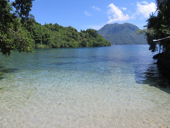 5 Pantai Pasir Putih Terindah di Maluku Utara, Nomor 2 Air Lautnya Sebening Kristal