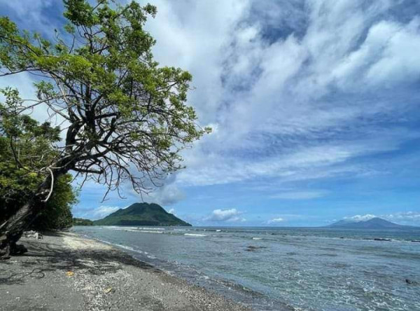 5 Pantai Pasir Putih Terindah di Maluku Utara, Nomor 2 Air Lautnya Sebening Kristal