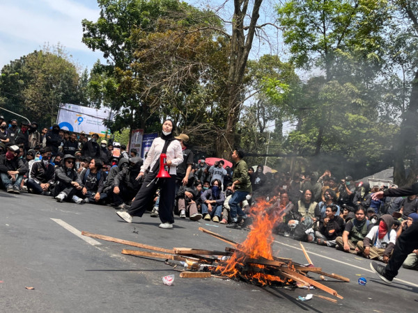 Penampakan Demo Mahasiswa Bandung Tolak RUU Pilkada di DPRD Jabar