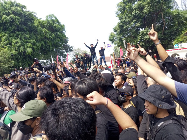 Aksi Teatrikal Pendemo di Jogja, Lempari Poster Dinasti Politik Jokowi dengan Telur Busuk