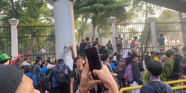 Demo Tolak RUU Pilkada Mulai Rusuh, Mahasiswa Tutup Tol Dalam Kota