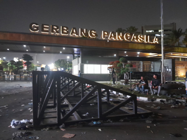 Situasi Pintu Belakang DPR Kondusif, Aparat Polisi Masih Berjaga