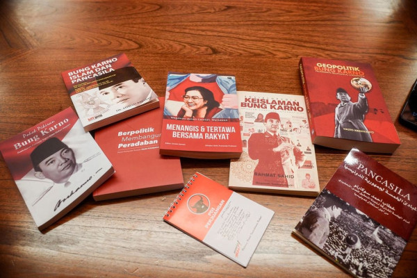 Anies Baswedan Pamerkan Buku Bung Karno dari PDIP