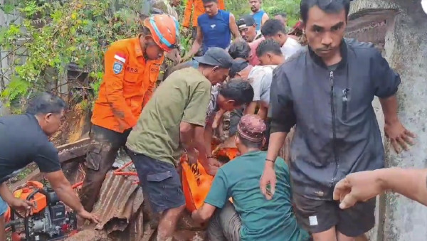 Tim SAR Gabungan Terus Cari Korban Banjir Bandang di Ternate, Alat Berat Dikerahkan