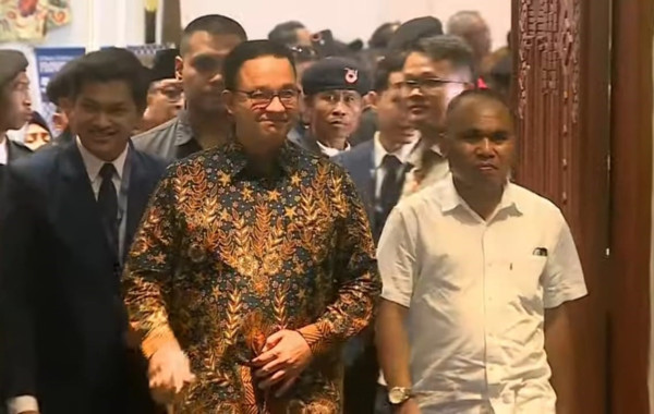 Hadiri Kongres Nasdem, Jokowi Berbaju Biru dan Anies Pakai Batik