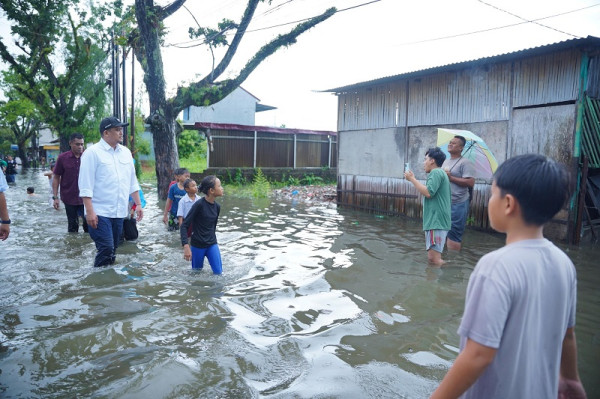 Bobby Nasution Terobos Banjir Lihat Langsung Kondisi Warganya