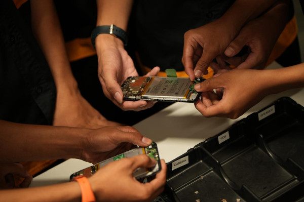 SMKN 4 Tangerang Nyemplung ke Pabrik Oppo, Lihat Langsung Proses HP Dirakit