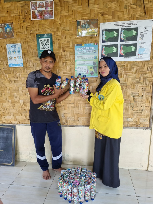 Solusi Atasi Masalah Lingkungan, CSR UI Ajarkan Olah Limbah Jadi Ecobrick