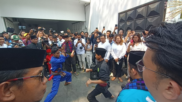 Ridwan Kamil Disambut Palang Pintu dan Kesenian Betawi di Markas TKN Fanta
