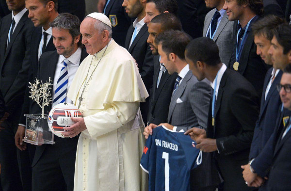 5 Momen Paus Fransiskus Dekat dengan Sepak Bola, Dapat Hadiah Jersey Messi