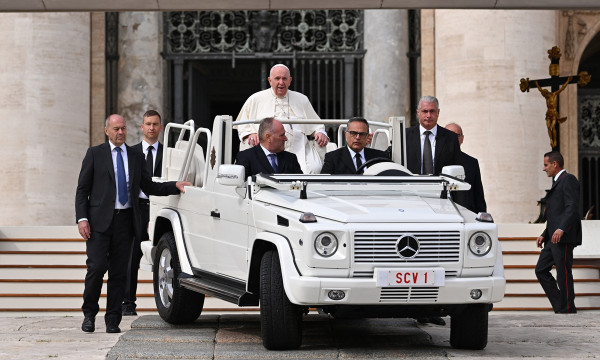 Mengenal Apa Itu Popemobile, Mobil yang Digunakan Paus di Kerumunan Besar