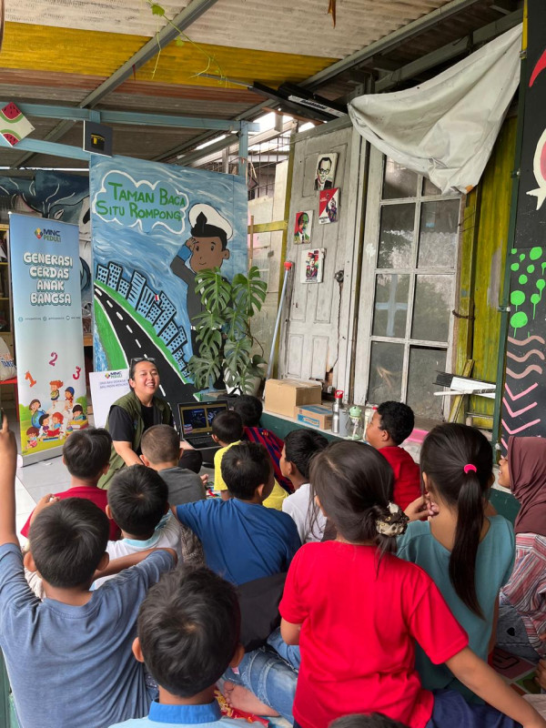 MNC Peduli Bagikan Laptop dan Buku di Taman Baca Masyarakat Situ Rompong Ciputat