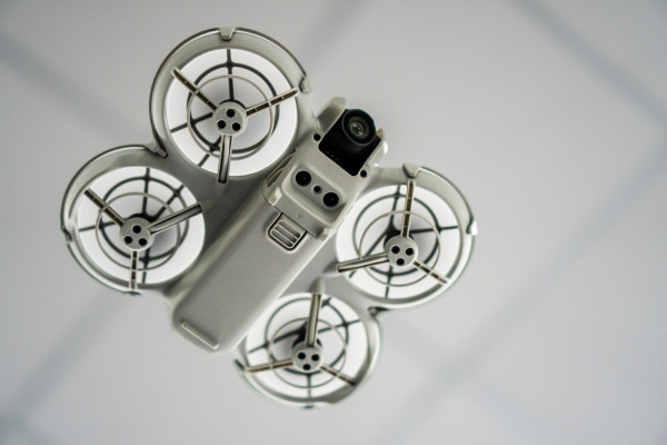 DJI Neo: Drone Mini Ramah Kantong untuk Pemula, tapi Jangan Harap Hasil Profesional