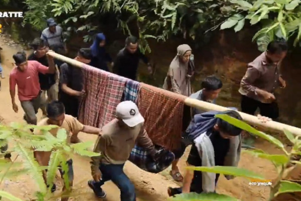 Kisah Pilu Ibu Bidan Sakit, Harus Ditandu Pakai Sarung 10 Jam Lewati Hutan dan Jalan Rusak