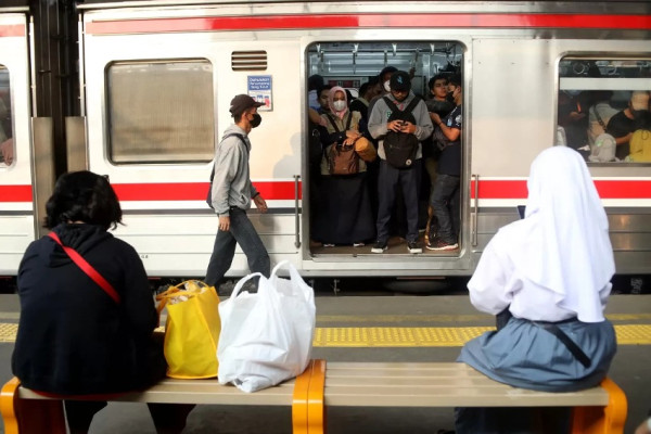 Pro dan Kontra Masyarakat Atas Subsidi KRL Berbasis NIK