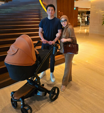 Syahrini Dorong Baby R di Stroller Mewah Seharga Nyaris Rp25 Juta