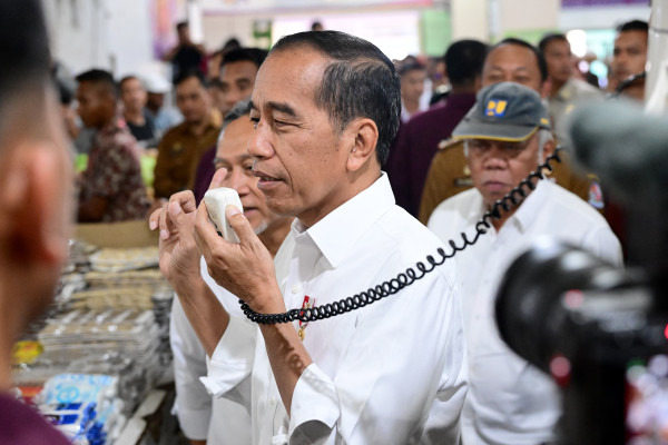Pakai Megafon, Jokowi Pamit dan Minta Maaf ke Warga Pasar Delimas Raya Deli Serdang