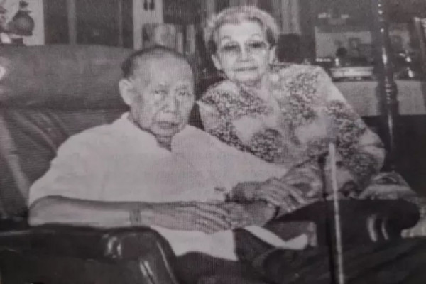 Kisah Cinta Jenderal Hoegeng, Tolak Dimakamkan di Makam Pahlawan demi Bisa Bersanding dengan Sang Istri