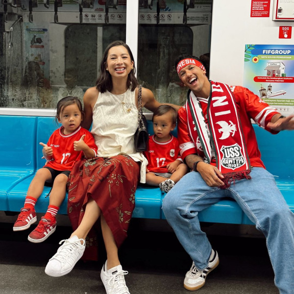 Foto-foto Jennifer Bachdim Naik MRT Nonton Timnas Indonesia di GBK, Ajak 2 Anak