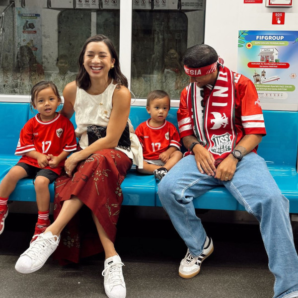 Foto-foto Jennifer Bachdim Naik MRT Nonton Timnas Indonesia di GBK, Ajak 2 Anak