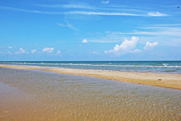 5 Pantai Pasir Putih Terindah di Pulau Madura, Nomor 3 Suasananya Tenang