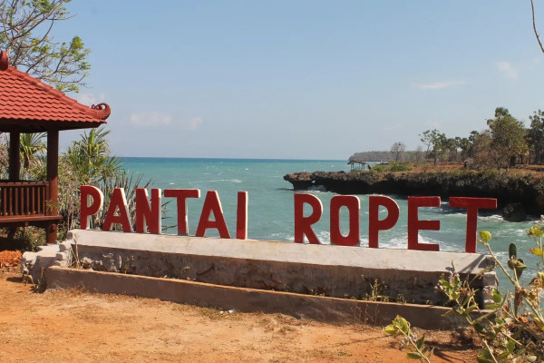 5 Pantai Pasir Putih Terindah di Pulau Madura, Nomor 3 Suasananya Tenang