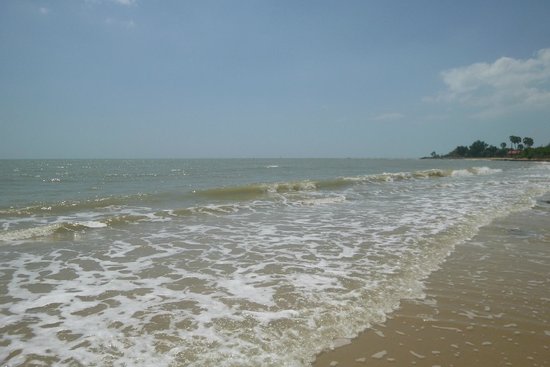 5 Pantai Pasir Putih Terindah di Pulau Madura, Nomor 3 Suasananya Tenang