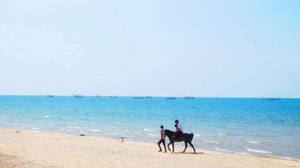 5 Pantai Pasir Putih Terindah di Pulau Madura, Nomor 3 Suasananya Tenang